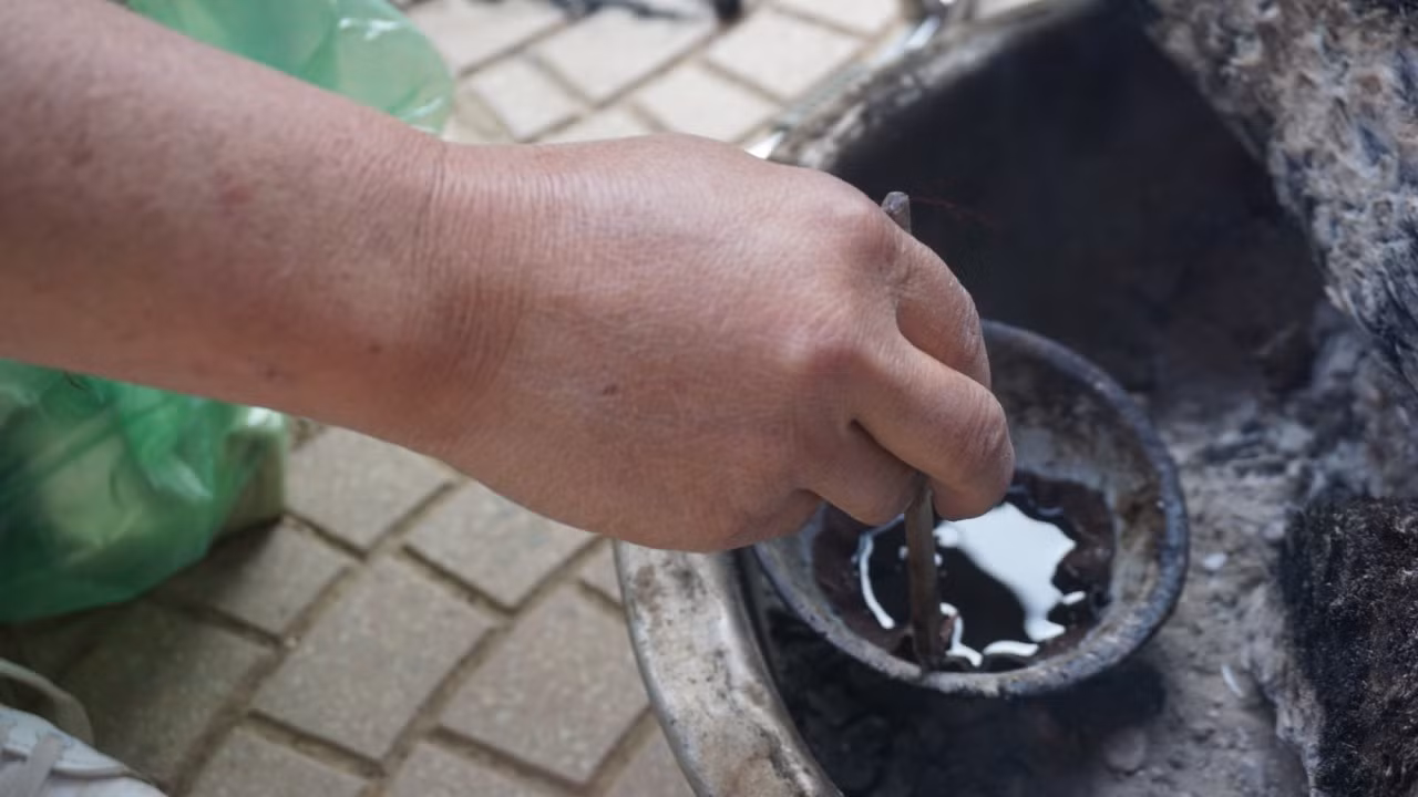 Đặc sắc nghệ thuật vẽ sáp ong trên vải lanh của đồng bào Mông ảnh 6