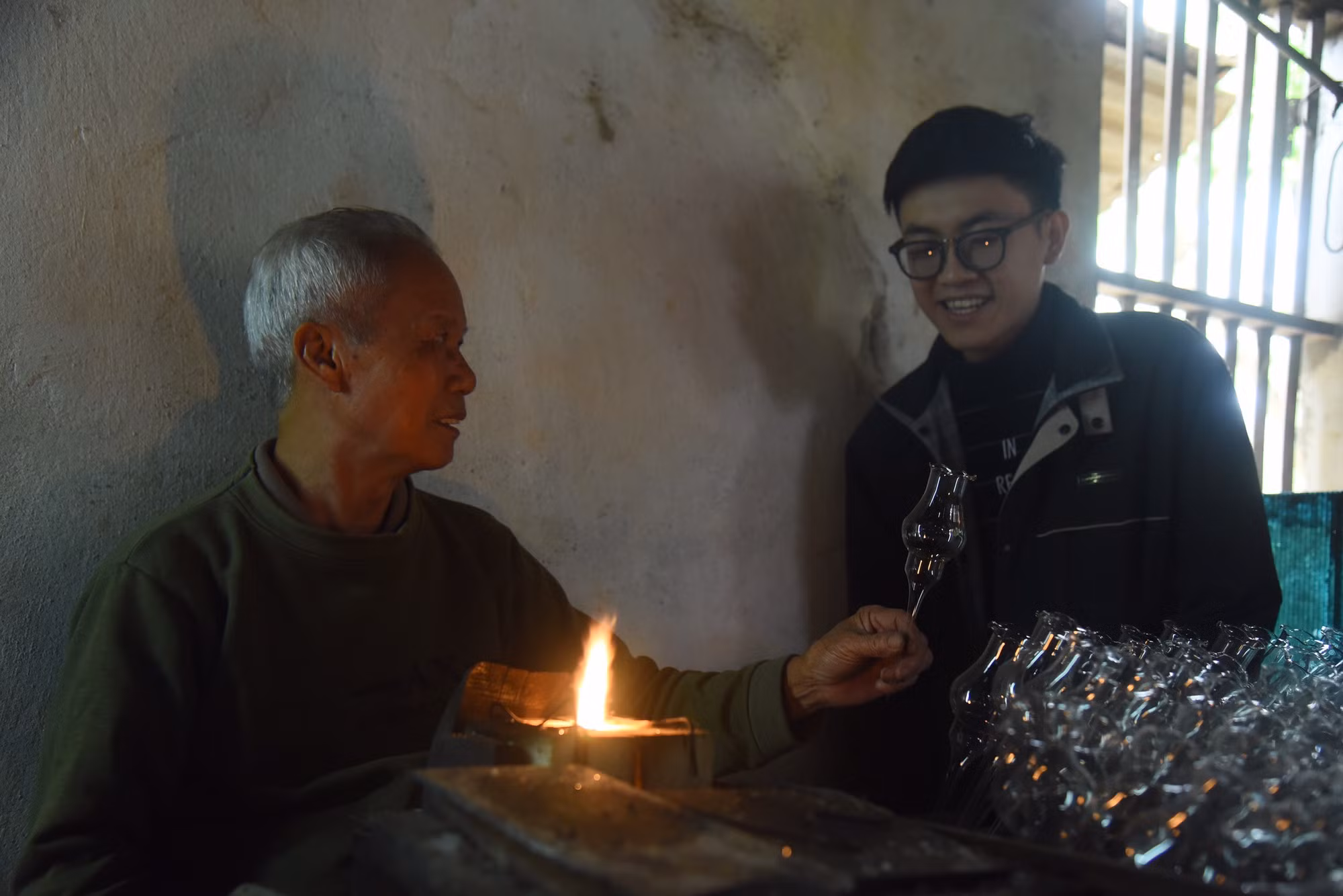 Người dân Thống Nhất giữ “lửa” nghề thổi thủy tinh truyền thống nơi đô thành ảnh 5