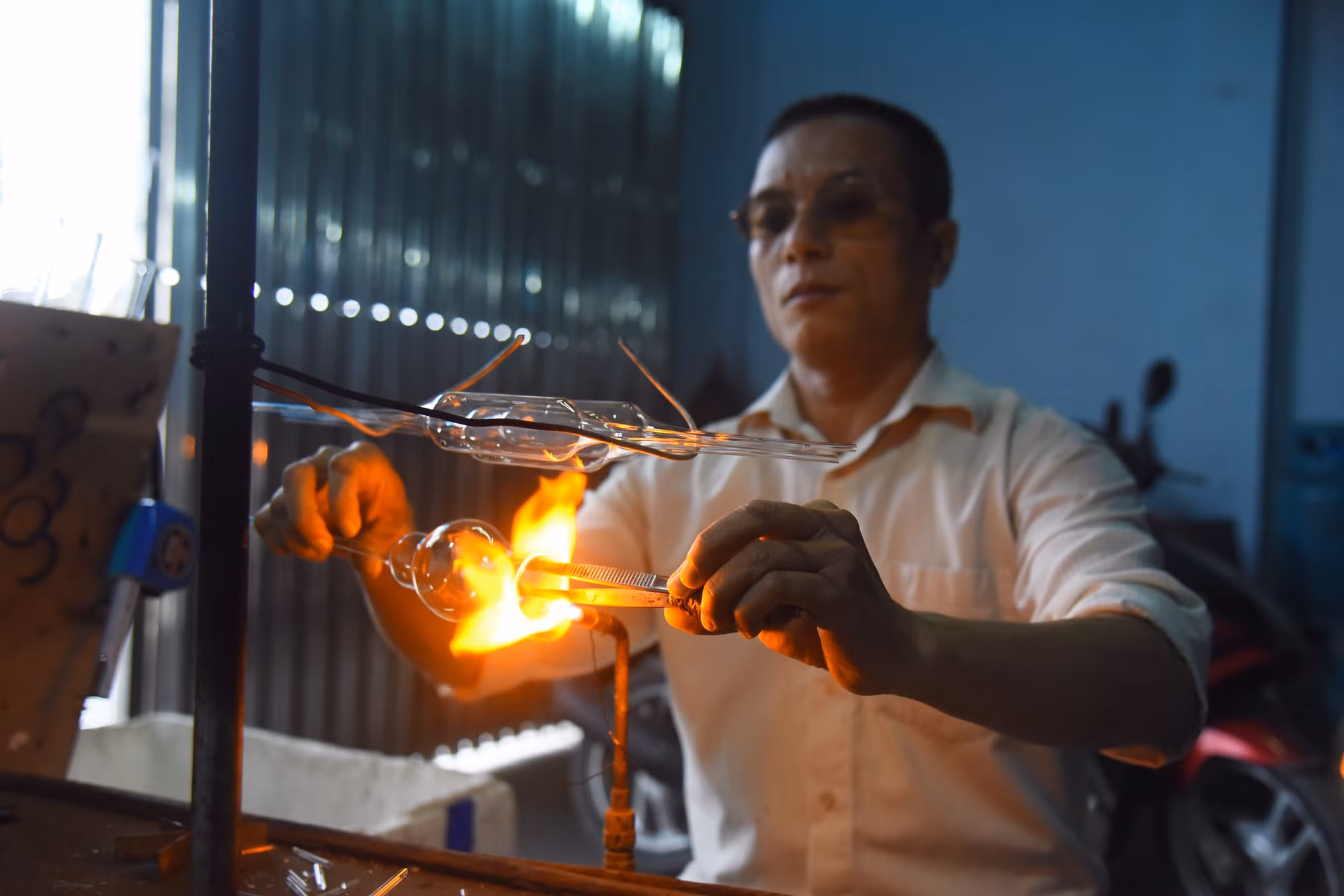 Người dân Thống Nhất giữ “lửa” nghề thổi thủy tinh truyền thống nơi đô thành ảnh 4