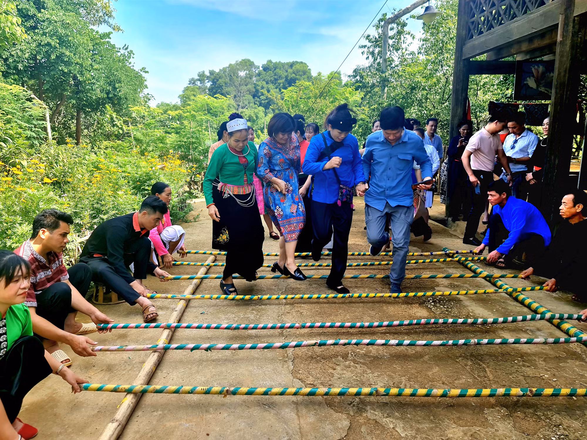 Hoạt động tháng 7 với chủ đề “Sắc màu thổ cẩm” tại Làng Văn hóa - Du lịch các dân tộc Việt Nam ảnh 2