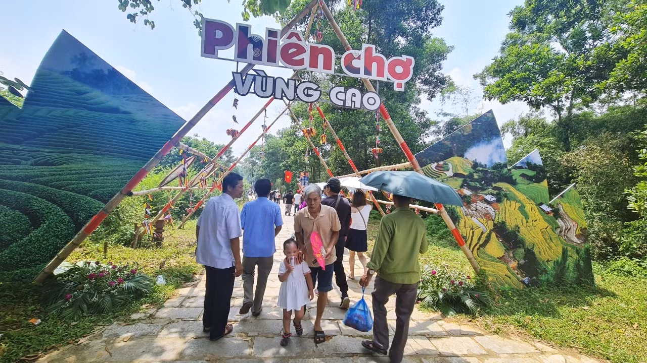 Nhộn nhịp Chợ phiên vùng cao “Sắc màu xứ Tuyên” tại Làng Văn hóa – Du lịch các dân tộc Việt Nam ảnh 1