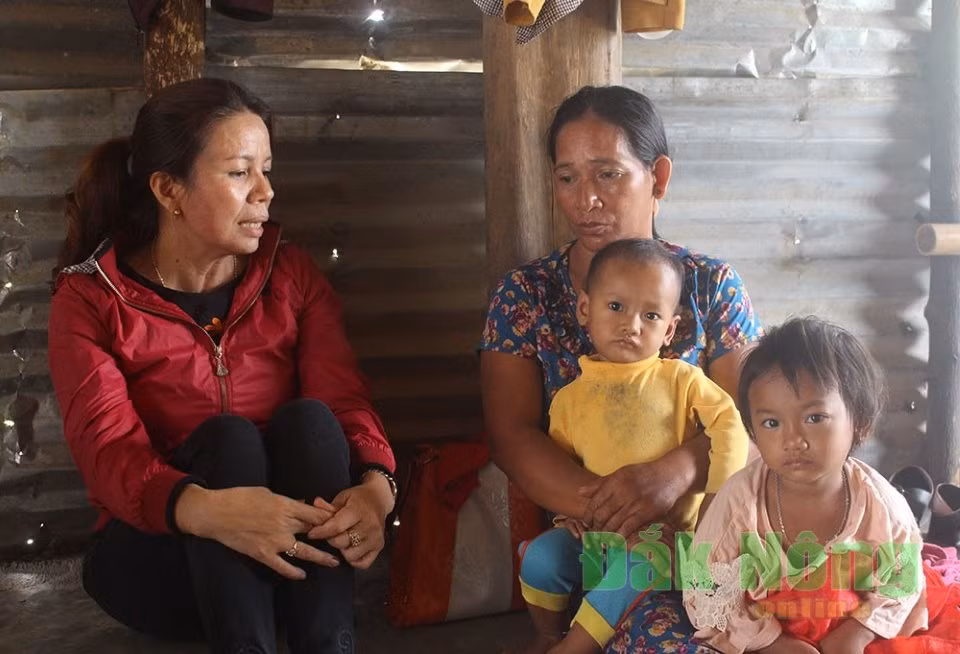 Chị Nguyễn Thị Hằng (bên trái) thường xuyên động viên chị H'Nem cố gắng khắc phục khó khăn, tìm kiếm công việc phù hợp để nuôi sống gia đình. Ảnh: baodaknong.org.vn