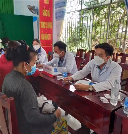 Thầy thuốc trẻ tỉnh Bến tre về với người dân vùng biển ảnh 2