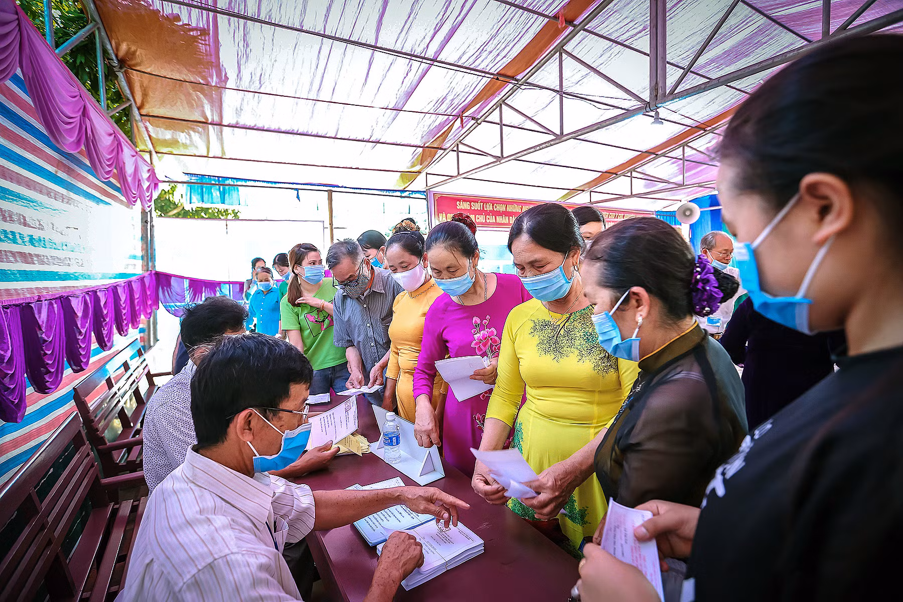 Những tà áo dài trong ngày bầu cử ảnh 1