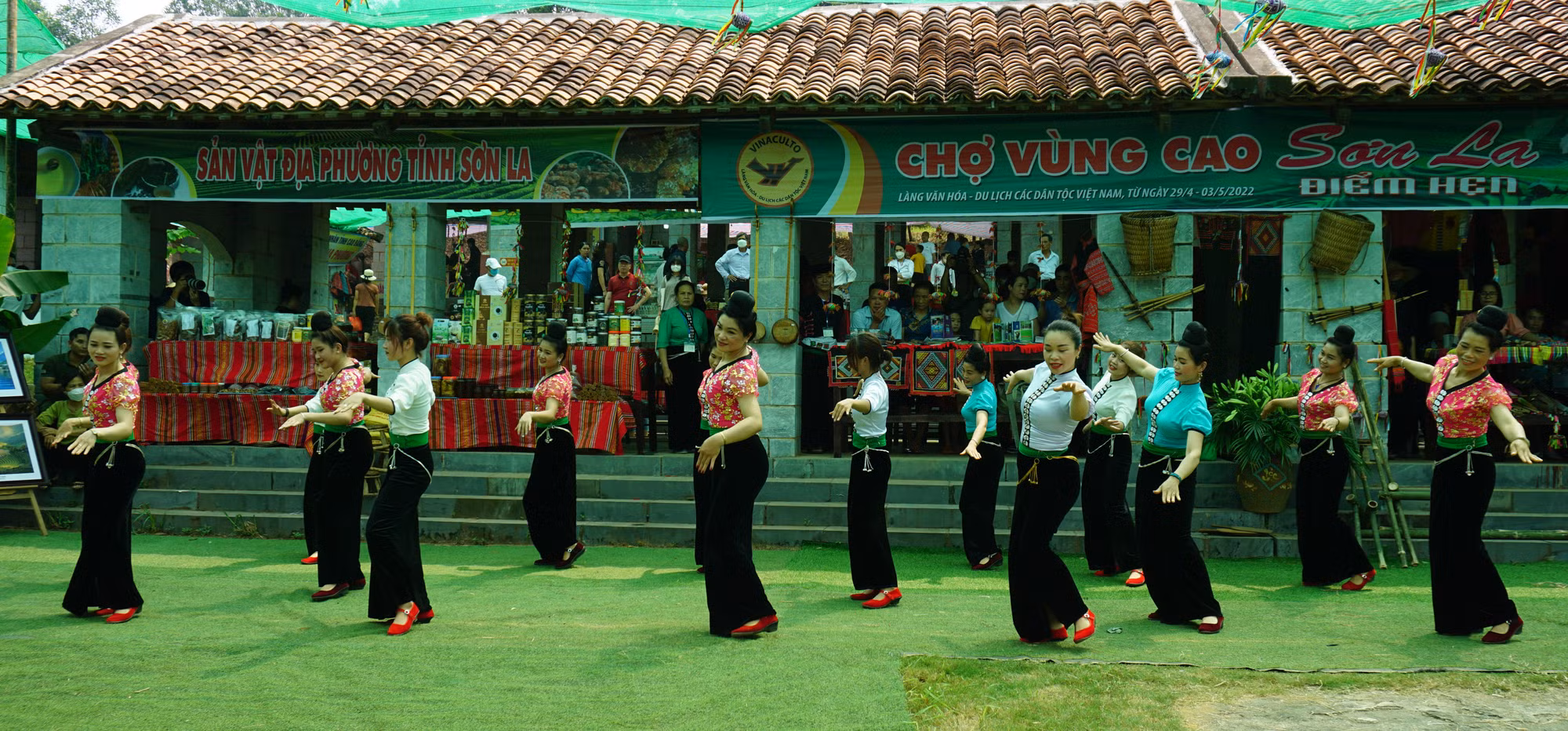 Sắc màu chợ phiên vùng cao "Sơn La điểm hẹn” tại Làng Văn hóa - Du lịch các dân tộc Việt Nam ảnh 8