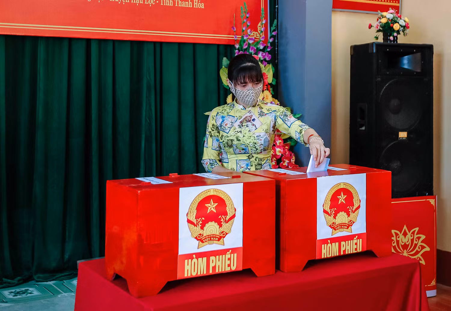 Những tà áo dài trong ngày bầu cử ảnh 6