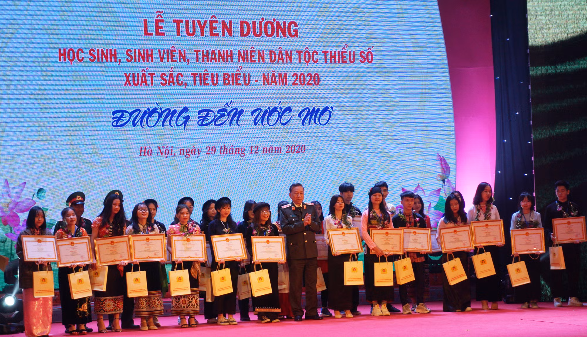 Lễ tuyên dương 145 học sinh, sinh viên, thanh niên dân tộc thiểu số tiêu biểu năm 2020 ảnh 6