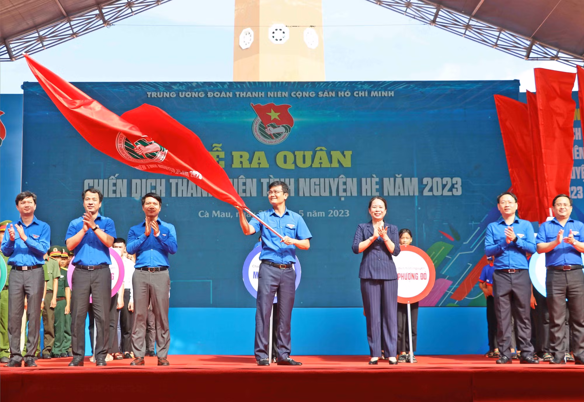 Phó chủ tịch nước Võ Thị Ánh Xuân và Bí thư thứ nhất Ban chấp hành Trung ương Đoàn TNCS Hồ Chí Minh Bùi Quang Huy cùng thực hiện nghi thức khởi động Chiến dịch Thanh niên tình nguyện hè 2023. Ảnh: Huỳnh Anh - TTXVN