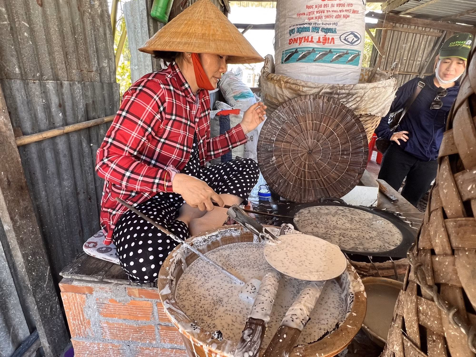 Công đoạn tráng bánh Thuận Hưng. Ảnh: Ánh Tuyết - TTXVN