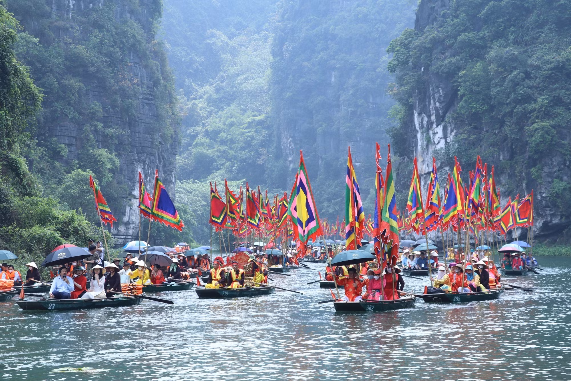 Hàng nghìn du khách nô nức trẩy hội Tràng An ảnh 7