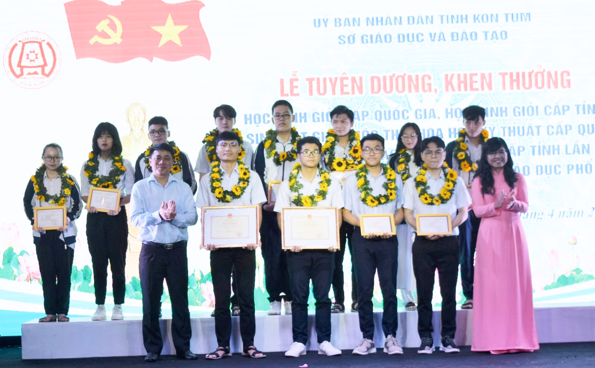 Kon Tum tuyên dương giáo viên dạy giỏi, học sinh có thành tích, sáng kiến tốt ảnh 2