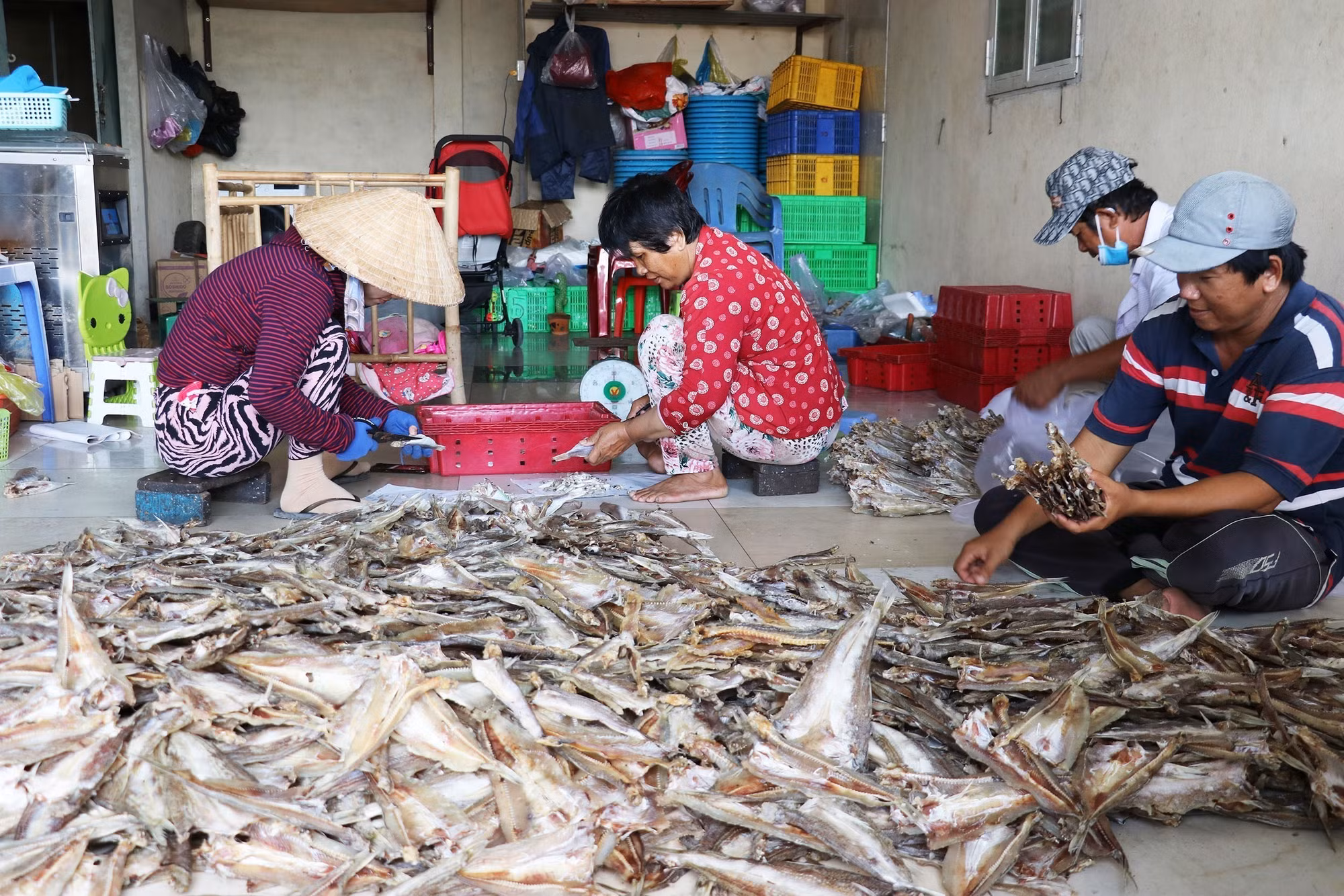 Làng nghề cá khô Vàm Láng nhộn nhịp sản xuất vụ Tết ảnh 3