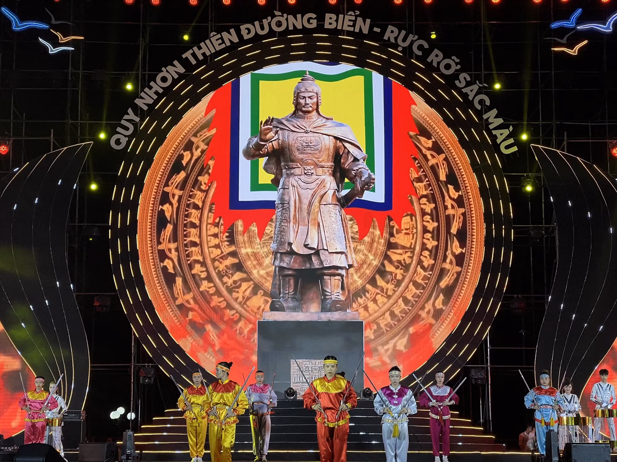 Lễ hội du lịch “Quy Nhơn - Thiên đường biển - Rực rỡ sắc màu” ảnh 1