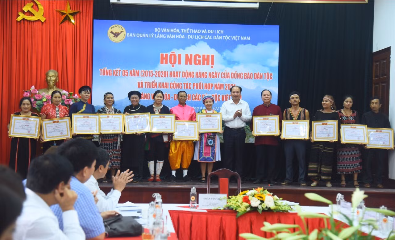 Hoạt động hằng ngày của đồng bào các dân tộc góp phần xây dựng “địa chỉ đỏ” của 54 dân tộc anh em ảnh 8
