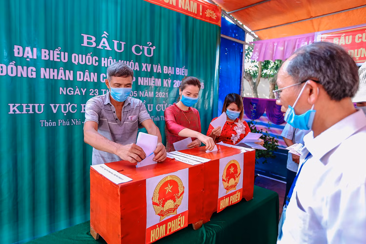 Những tà áo dài trong ngày bầu cử ảnh 5