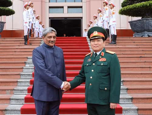 Bộ trưởng Quốc phòng Ngô Xuân Lịch và Bộ trưởng Quốc phòng Manohar Parrika trước khi vào hội đàm. Ảnh: Trọng Đức – TTXVN