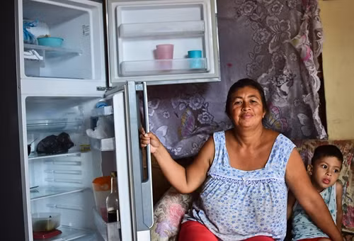 Tủ lạnh một gia đình ở khu phố nghèo Catia, thủ đô Caracas trống rỗng do các cửa hàng thiếu hàng hóa thiết yếu bán cho người dân. AFP/TTXVN
