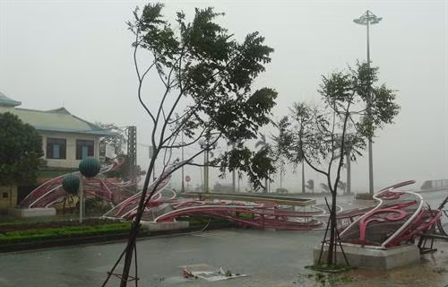Các biển hiệu, cổng chào trên đường phố Đồng Hới bị gió giật đổ. Ảnh: Đức Thọ - TTXVN