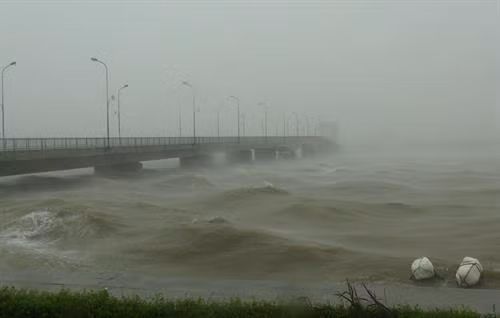 Nước sông Nhật Lệ lên mức báo động 3. Ảnh: Đức Thọ - TTXVN
