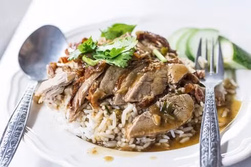 Người Thái chỉ sử dụng nĩa để đẩy thức ăn vào thìa mà không dùng thức ăn trên dĩa