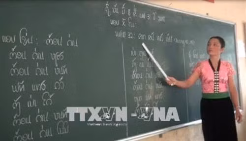 Cô giáo Điêu Thị Hính (Trường Phổ thông Dân tộc bán trú Tiểu học Nậm Ét (Quỳnh Nhai, Sơn La) trong giờ dạy chữ Thái. Ảnh: Nguyễn Cường - TTXVN