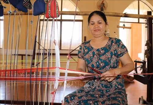 Dệt thổ cẩm truyền thống tại làng dệt Chăm Mỹ Nghiệp (huyện Ninh Phước). Ảnh: Nguyễn Thành - TTXVN