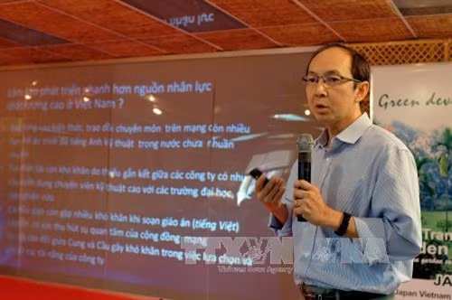 ông Nguyễn Vinh (kiều bào Mỹ) trình bày tham luận “Triển khai VietExd theo mô hình MOOCs đào tạo nhân chất lượng cao” tại Hội thảo. Ảnh: Thế Anh-TTXVN