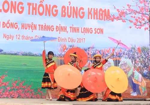 Học sinh Trường trung học phổ thông Đại Đồng biểu diễn văn nghệ trong ngày diễn ra lễ hội.