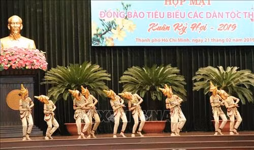 Tiết mục múa Những pho tượng cổ (dân ca Chăm) được biểu diễn tại buổi họp mặt. Ảnh: Tiến Lực - TTXVN