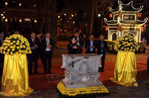 Phó Chủ tịch nước Đặng Thị Ngọc Thịnh dâng hương tưởng niệm Ngày viên tịch của Đệ tam tổ Thiền phái Trúc Lâm Huyền Quang tôn giả. Ảnh: Mạnh Tú - TTXVN
