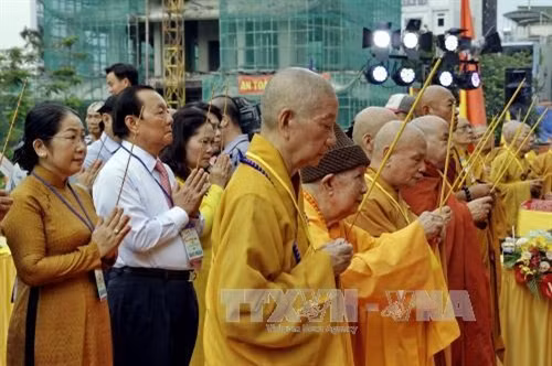 Nghi thức dâng hương kính mừng Đức Phật đản sanh tại Đại lễ Phật Đản. Ảnh: Thế Anh – TTXVN.
