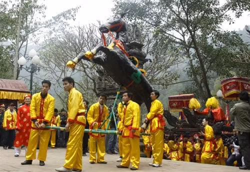 Lễ tế ngựa Gióng của nhân dân.