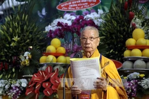 Trưởng lão Hòa thượng Thích Trí Quảng, Phó Pháp chủ GHPGVN, tuyên đọc thông điệp Phật Đản Phật lịch 2561 của Đức Pháp chủ GHPGVN tại buổi lễ. Ảnh: Thế Anh – TTXVN.