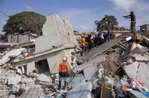 Một ngôi nhà bị phá hủy nặng nề sau vụ nổ. AFP/TTXVN