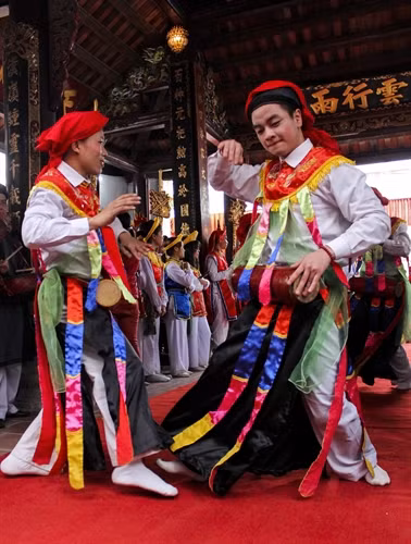 Trai làng giả gái cũng hết sức duyên dáng trong điệu múa truyền thống của làng. Ảnh: Phạm Thảo
