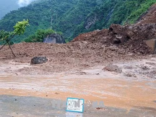 Tuyến đường bị chia cắt hoàn toàn. Ảnh: TTXVN phát
