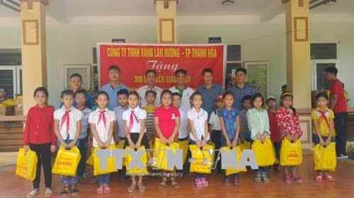 Đồng hành cùng trẻ em vùng cao, các doanh nghiệp trao tặng 306 bộ sách giáo khoa mới cho các em học sinh trường tiểu học xã Thanh Xuân. Ảnh: Khiếu Tư - TTXVN