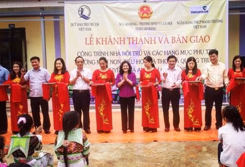 Các đại biểu cắt băng khánh thành công trình Nhà nội trú và các hạng mục phụ trợ Trường Mầm non, Tiểu học, THCS Quang Trung (xã Quang Trung, huyện Hòa An, tỉnh Cao Bằng). Ảnh: caobang.gov.vn