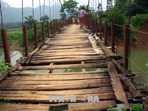 Cầu treo xóm Hai Ót của xã Chí Đạo xuống cấp nghiêm trọng, những tấm ván gỗ và tre đã mục nát, gẫy rụng. Ảnh: Vũ Hà - TTXVN