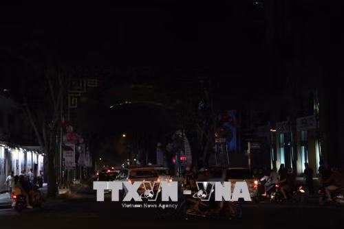 Tuyến đường Đồng Khởi thực hiện tắt đèn hưởng ứng Giờ Trái đất 2018. Ảnh: Xuân Dự - TTXVN