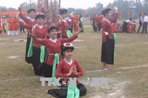 Tiết mục múa đèn, tổ khúc dân ca Đông Anh (huyện Đông Sơn). Ảnh: Khiếu Tư - TTXVN