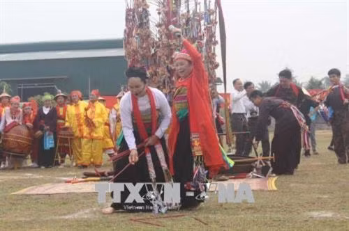 Múa hát Pồn Pông (huyện Ngọc Lặc). Ảnh: Khiếu Tư - TTXVN