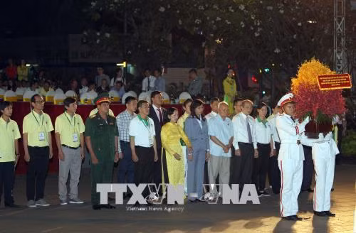 Dâng hoa tượng đài Chủ tịch Hồ Chí Minh tại lễ khai mạc. Ảnh: Quang Nhựt - TTXVN