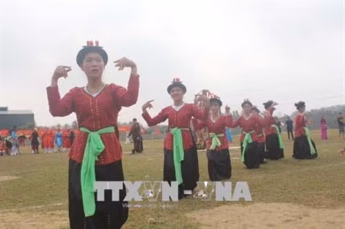 Tiết mục múa đèn, tổ khúc dân ca Đông Anh (huyện Đông Sơn). Ảnh: Khiếu Tư - TTXVN