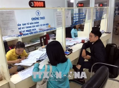 Từ ngày 01/4/2018, Thành phố Hồ Chí Minh sẽ áp dụng thu nhập tăng thêm cho cán bộ công chức, viên chức thuộc khu quản lý nhà nước, tổ chức chính trị, tổ chức chính trị - xã hội và đơn vị sự nghiệp công lập do thành phố quản lý. Trong ảnh: Văn phòng UBND quận 3 đẩy mạnh công tác cải cách hành chính nhằm đem lại sự hài lòng cho người dân. Ảnh: Thanh Vũ-TTXVN