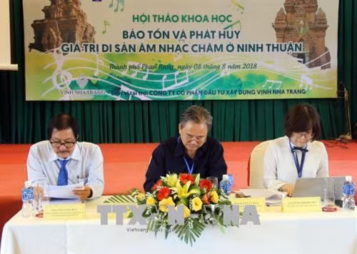 Các đại biểu chủ trì Hội thảo. Ảnh: Công Thử - TTXVN