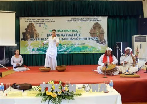 Một tiết mục di sản âm nhạc Chăm được các nghệ nhân biểu diễn tại Hội thảo. Ảnh: Công Thử - TTXVN