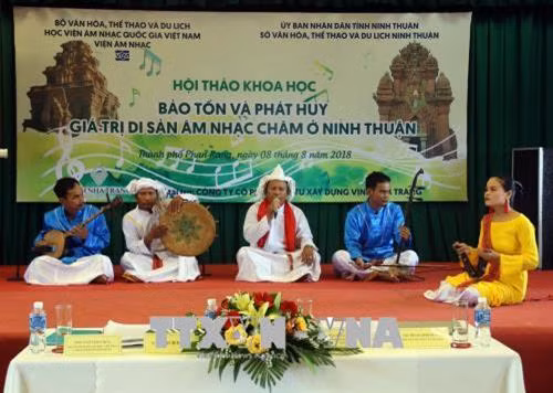 Một tiết mục di sản âm nhạc Chăm được các nghệ nhân biểu diễn tại Hội thảo. Ảnh: Công Thử - TTXVN