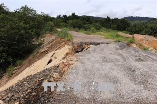 Sạt lở trên tuyến đường vào thôn 9 xã Ia Tơi huyện Ia H’Drai. Ảnh: Cao Nguyên - TTXVN