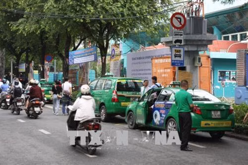 Xe taxi đón khách tại điểm đón trước cổng phụ Câu lạc bộ Văn hóa – Thể dục Thể thao Nguyễn Du. Ảnh: Tiến Lực – TTXVN